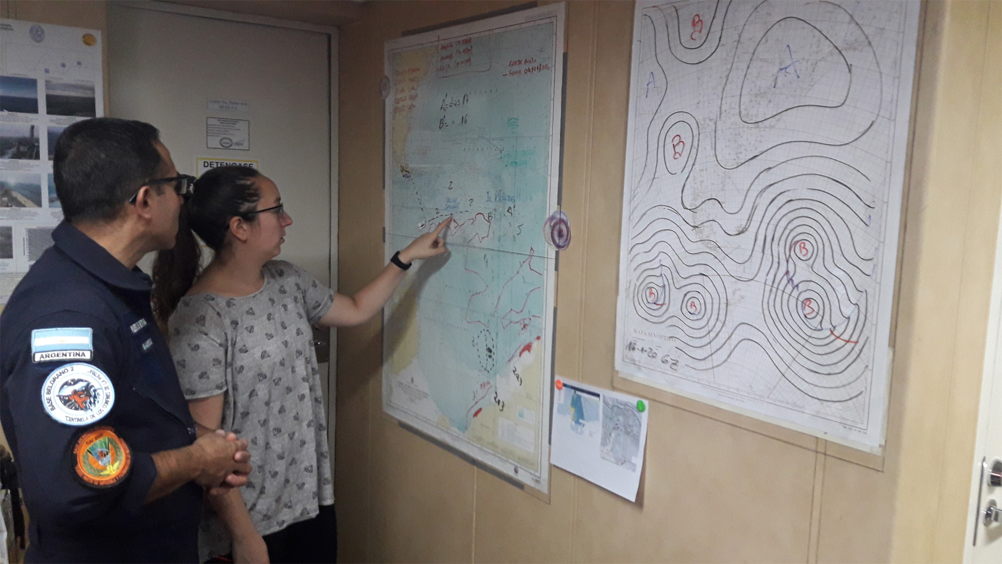 La Licenciada Salvo, especialista en glaciología marina antártica, asesorando a personal del Rompehielos. 