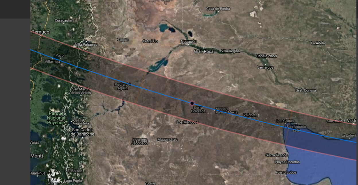 Mapa de la franja de eclipse total. Las líneas rojas delimitan la zona de observación del eclipse total. La línea central azul indica los lugares donde el eclipse total tendrá su mayor duración. Mapa de Xavier Jubier