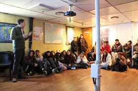<em>Jóvenes estudiantes de diversas escuelas de Mar del Plata, escuchan atentamente la explicación de los científicos 
del CONICET.</em>