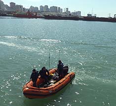 <em>Personal del SHN registrando datos batimétricos con apoyo de buzos de rescate de la Armada Argentina</em>