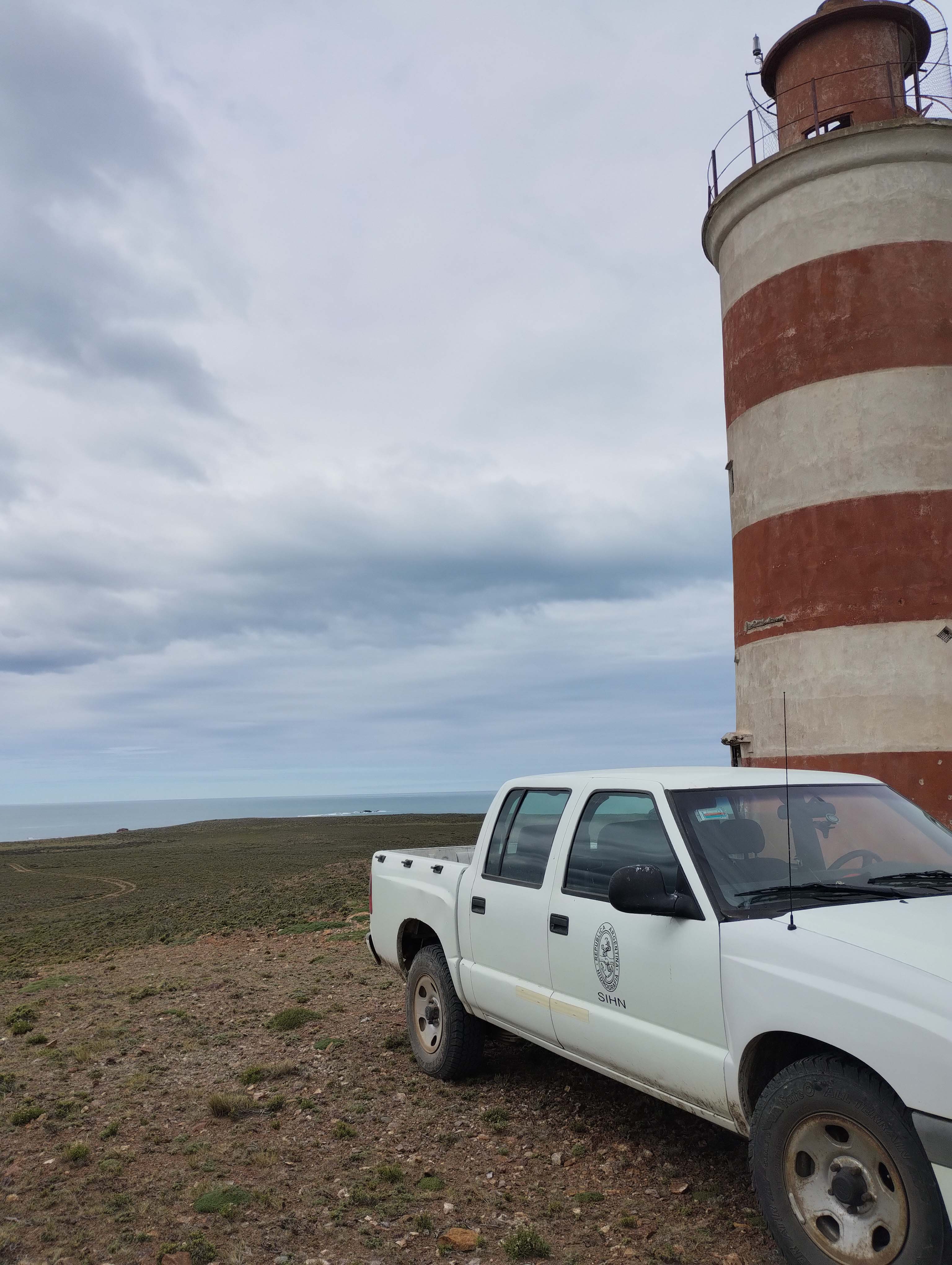 Faro con el vehiculo del SHN